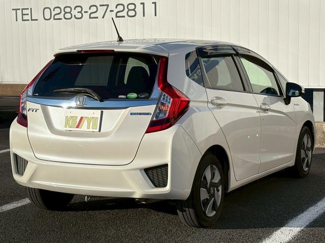 フィットハイブリッド Ｆパッケージ　佐野店下取車　ワンオーナー　社外ナビ　ワンセグＴＶ　ＣＤ／ＤＶＤ再生　バックカメラ　ＥＴＣ　プッシュスタート　スマートキー　スペアキー　ミラーウィンカー　ＡＵＸ端子　取扱説明書　記録簿　保証書（3枚目）