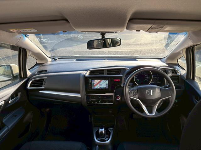 フィットハイブリッド Ｆパッケージ　佐野店下取車　ワンオーナー　社外ナビ　ワンセグＴＶ　ＣＤ／ＤＶＤ再生　バックカメラ　ＥＴＣ　プッシュスタート　スマートキー　スペアキー　ミラーウィンカー　ＡＵＸ端子　取扱説明書　記録簿　保証書（4枚目）