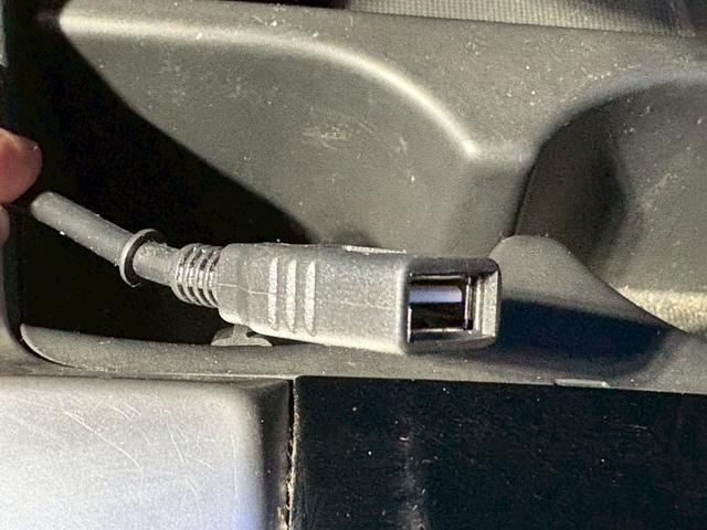 フィットハイブリッド Ｆパッケージ　佐野店下取車　ワンオーナー　社外ナビ　ワンセグＴＶ　ＣＤ／ＤＶＤ再生　バックカメラ　ＥＴＣ　プッシュスタート　スマートキー　スペアキー　ミラーウィンカー　ＡＵＸ端子　取扱説明書　記録簿　保証書（8枚目）