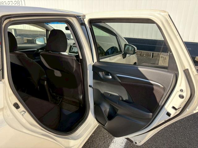 フィットハイブリッド Ｆパッケージ　佐野店下取車　ワンオーナー　社外ナビ　ワンセグＴＶ　ＣＤ／ＤＶＤ再生　バックカメラ　ＥＴＣ　プッシュスタート　スマートキー　スペアキー　ミラーウィンカー　ＡＵＸ端子　取扱説明書　記録簿　保証書（17枚目）