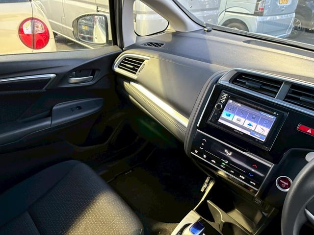 フィットハイブリッド Ｆパッケージ　佐野店下取車　ワンオーナー　社外ナビ　ワンセグＴＶ　ＣＤ／ＤＶＤ再生　バックカメラ　ＥＴＣ　プッシュスタート　スマートキー　スペアキー　ミラーウィンカー　ＡＵＸ端子　取扱説明書　記録簿　保証書（22枚目）