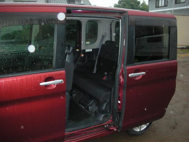 両側スライドドアで左側は電動パワースライドドアになります