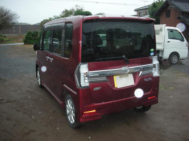 リヤからの画像です。ナンバー下にキズを伴ったヘコミがあります。