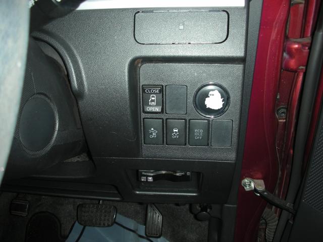 ステアリング右横にプッシュ式スタートボタン、パワースライドドアスイッチ等があります