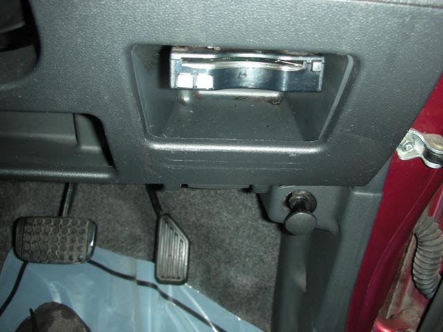 運転席右株にビルトインＥＴＣが装備されてます