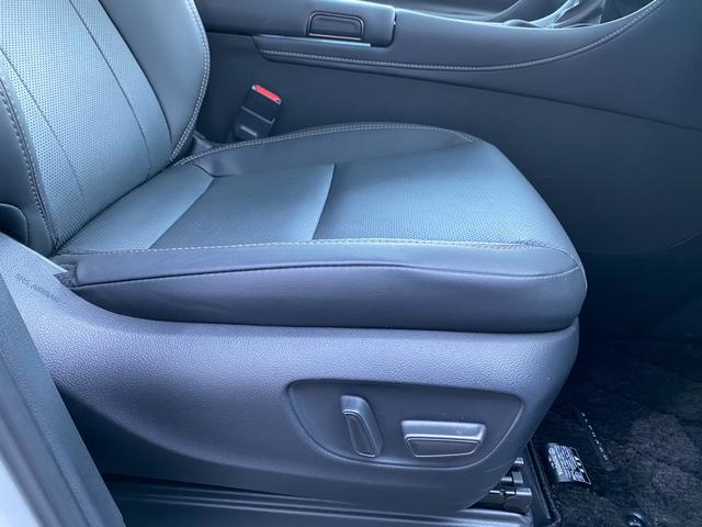 【運転席８ウェイパワーシート＆助手席４ウェイパワーシート】