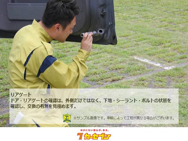 ドアの接合面や内部の状況を確認。水没車などは中の泥などで発見出来る事もあります。