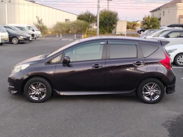 ノート ライダー　専用エアロ　専用ホイール　オプション専用マフラーフジツボ製　専用ルーフスポイラー　アイドルストップ　ワンオーナー車　記録簿　ＡＢＳ　キーレス　メモリーナビ　スマートキー＆プッシュスタート　ＤＶＤ再生（8枚目）