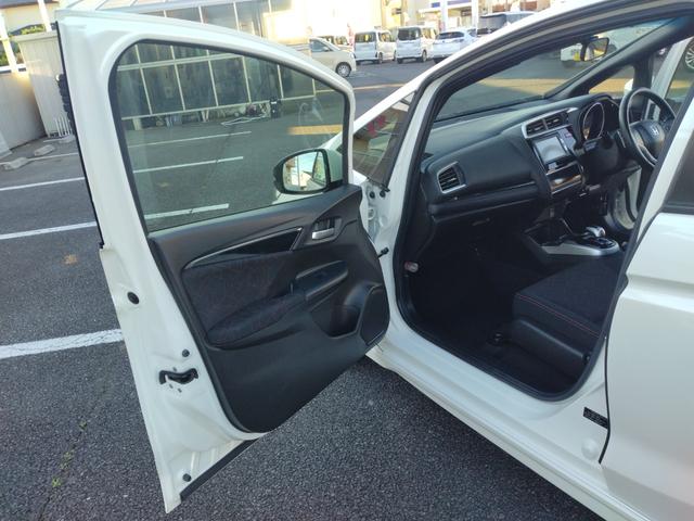 フィットハイブリッド Sパッケージ LEDヘットライト メモリナビ DVD再生 BTオーディオ ワンセグテレビ ナビTV リアカメラ クルコン Wエアバック Dレコ ETC付 イモビライザー オートライト 衝突安全ボディ 電動格納ミラー(47枚目)