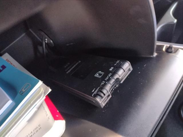 フィットハイブリッド Sパッケージ LEDヘットライト メモリナビ DVD再生 BTオーディオ ワンセグテレビ ナビTV リアカメラ クルコン Wエアバック Dレコ ETC付 イモビライザー オートライト 衝突安全ボディ 電動格納ミラー(52枚目)