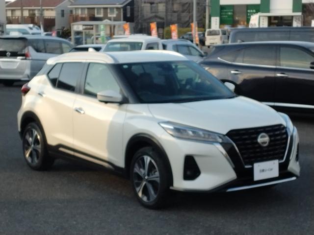 キックス Ｘ　パーキングセンサー　ブルートゥースオーディオ　フロントカメラ　Ｒレール　ＶＤＣ　追従クルコン　スマートキー　ＤＶＤ再生　ＬＥＤヘッド　レーンアシスト　パワーステアリング　禁煙車　盗難防止システム　ナビ（3枚目）