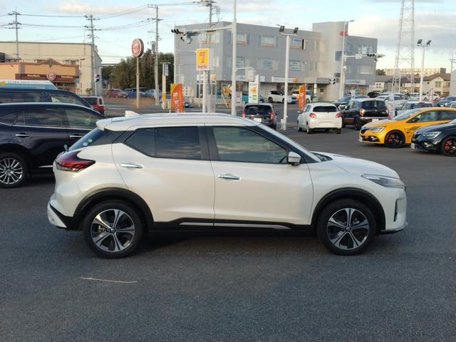 キックス Ｘ　パーキングセンサー　ブルートゥースオーディオ　フロントカメラ　Ｒレール　ＶＤＣ　追従クルコン　スマートキー　ＤＶＤ再生　ＬＥＤヘッド　レーンアシスト　パワーステアリング　禁煙車　盗難防止システム　ナビ（4枚目）