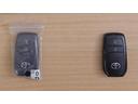 鍵はスマートキータイプです♪ キーをポケットやバックに入れたままで、ドアロックの施錠・解除が出来て、プッシュスタートでエンジン始動も出来ます♪