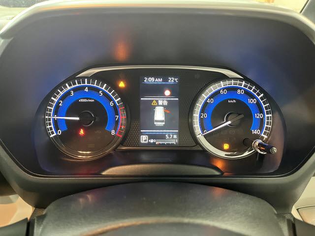 デリカミニ Ｔ　プレミアム　両側ハンズフリーオートスライドドア　ＦＣＭ　アラウンドビューモニター　クルーズコントロール　ステアリングヒーター　ＬＥＤヘッドライト　シートヒーター　ＥＳＣ　アイドリングストップ　クリアランスソナー（4枚目）