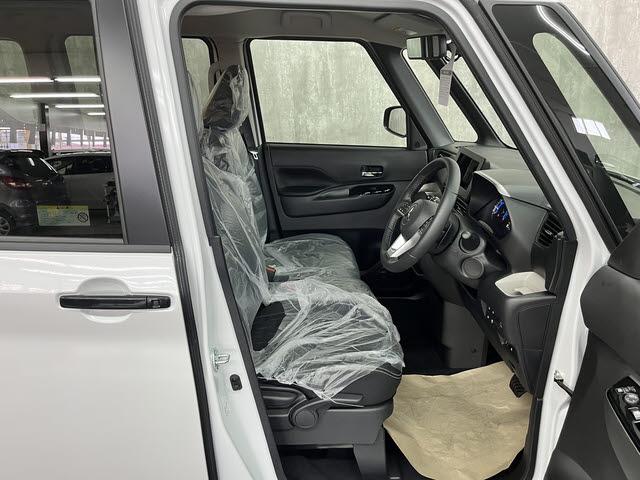 デリカミニ Ｔ　プレミアム　両側ハンズフリーオートスライドドア　ＦＣＭ　アラウンドビューモニター　クルーズコントロール　ステアリングヒーター　ＬＥＤヘッドライト　シートヒーター　ＥＳＣ　アイドリングストップ　クリアランスソナー（7枚目）