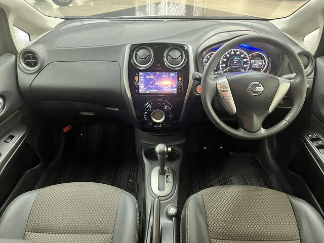 ノート メダリスト　純正ナビフルセグＴＶ　ＥＴＣ　アラウンドビューモニター　エマージェンシーブレーキ　アイドリングストップ　ＬＥＤヘッドライト　ドライブレコーダー　レーンアシスト　フォグランプ　ＥＳＣ　オートライト（3枚目）