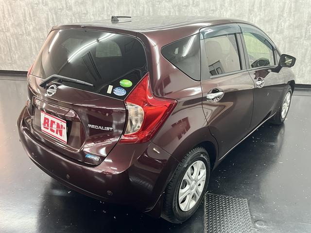 ノート メダリスト　純正ナビフルセグＴＶ　ＥＴＣ　アラウンドビューモニター　エマージェンシーブレーキ　アイドリングストップ　ＬＥＤヘッドライト　ドライブレコーダー　レーンアシスト　フォグランプ　ＥＳＣ　オートライト（32枚目）