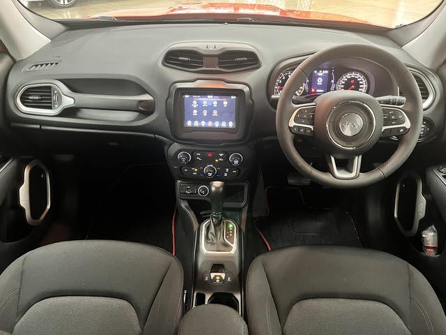 ジープ・レネゲード ロンジチュード　ディスプレイオーディオ　ＥＴＣ　バックカメラ　クルーズコントロール　衝突被害軽減ブレーキ　アイドリングストップ　ドライブレコーダー　ＥＳＣ　フォグランプ　バックフォグランプ　パーキングセンサー（3枚目）