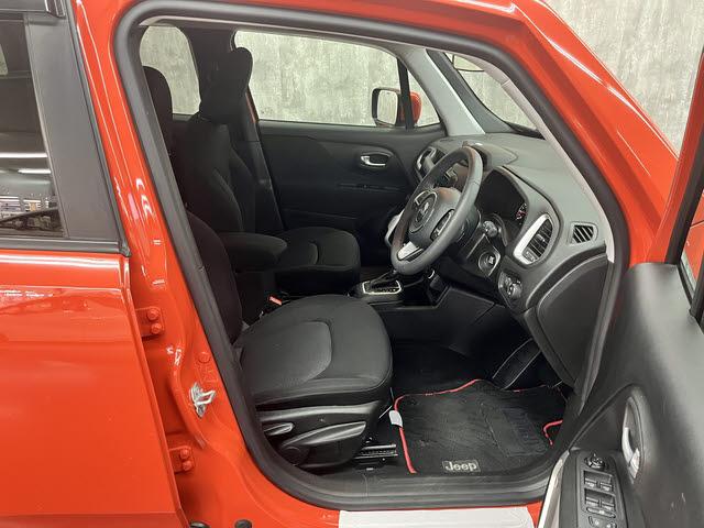 ジープ・レネゲード ロンジチュード　ディスプレイオーディオ　ＥＴＣ　バックカメラ　クルーズコントロール　衝突被害軽減ブレーキ　アイドリングストップ　ドライブレコーダー　ＥＳＣ　フォグランプ　バックフォグランプ　パーキングセンサー（7枚目）