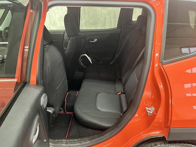 ジープ・レネゲード ロンジチュード　ディスプレイオーディオ　ＥＴＣ　バックカメラ　クルーズコントロール　衝突被害軽減ブレーキ　アイドリングストップ　ドライブレコーダー　ＥＳＣ　フォグランプ　バックフォグランプ　パーキングセンサー（8枚目）