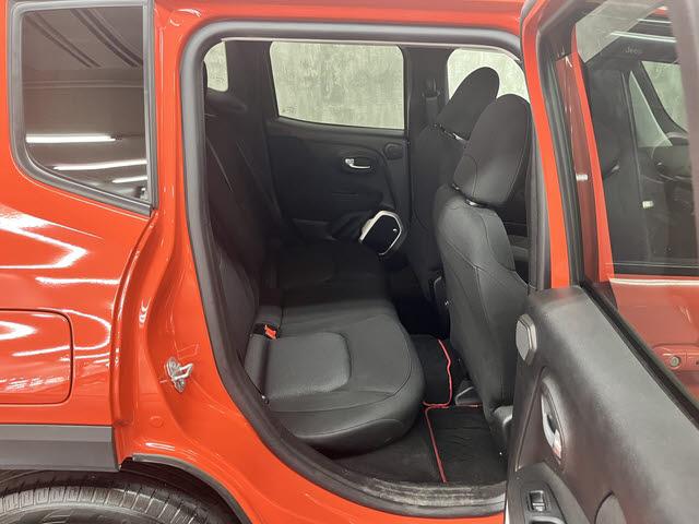 ジープ・レネゲード ロンジチュード　ディスプレイオーディオ　ＥＴＣ　バックカメラ　クルーズコントロール　衝突被害軽減ブレーキ　アイドリングストップ　ドライブレコーダー　ＥＳＣ　フォグランプ　バックフォグランプ　パーキングセンサー（13枚目）