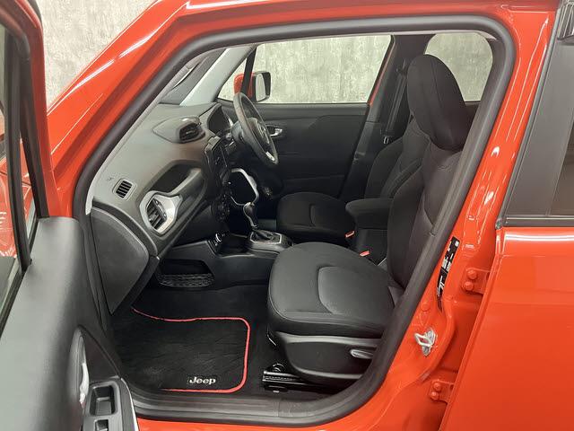 ジープ・レネゲード ロンジチュード　ディスプレイオーディオ　ＥＴＣ　バックカメラ　クルーズコントロール　衝突被害軽減ブレーキ　アイドリングストップ　ドライブレコーダー　ＥＳＣ　フォグランプ　バックフォグランプ　パーキングセンサー（14枚目）