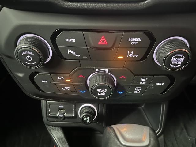 ジープ・レネゲード ロンジチュード　ディスプレイオーディオ　ＥＴＣ　バックカメラ　クルーズコントロール　衝突被害軽減ブレーキ　アイドリングストップ　ドライブレコーダー　ＥＳＣ　フォグランプ　バックフォグランプ　パーキングセンサー（17枚目）