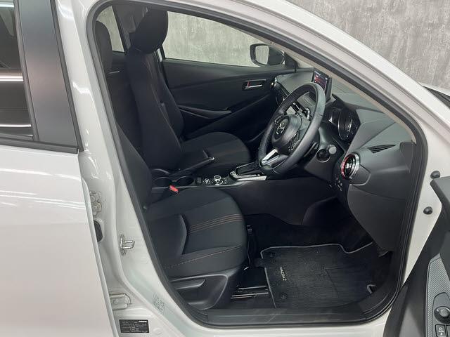 ＭＡＺＤＡ２ １５スポルト　純正マツダコネクトナビ　フルセグＴＶ　ＥＴＣ　純正ブラックルーフラッピング　アラウンドビューモニター　ＳＣＢＳ　クルーズコントロール　ＬＥＤヘッドライト　ＨＵＤ　ブラインドスポットモニター　ＥＳＣ（7枚目）