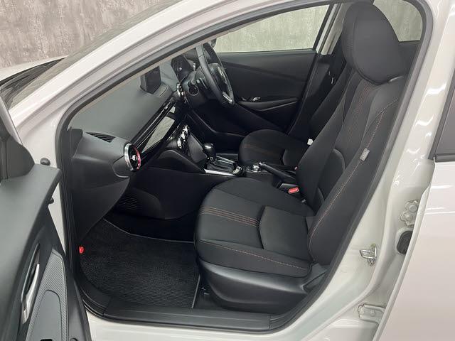 ＭＡＺＤＡ２ １５スポルト　純正マツダコネクトナビ　フルセグＴＶ　ＥＴＣ　純正ブラックルーフラッピング　アラウンドビューモニター　ＳＣＢＳ　クルーズコントロール　ＬＥＤヘッドライト　ＨＵＤ　ブラインドスポットモニター　ＥＳＣ（14枚目）