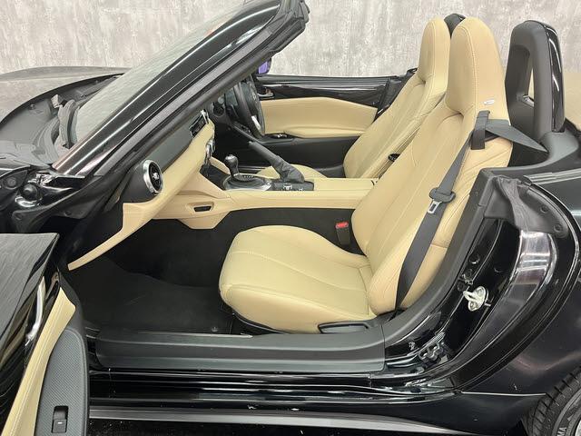 ロードスター Ｓレザーパッケージ　Ｖセレクション　純正マツダコネクトナビ　フルセグＴＶ　ＥＴＣ　バックカメラ　スマートブレーキサポート　ウィンドディフレクター　ＢＯＳＥサウンドシステム　本革シート　シートヒーター　ＥＳＣ　クリアランスソナー（7枚目）