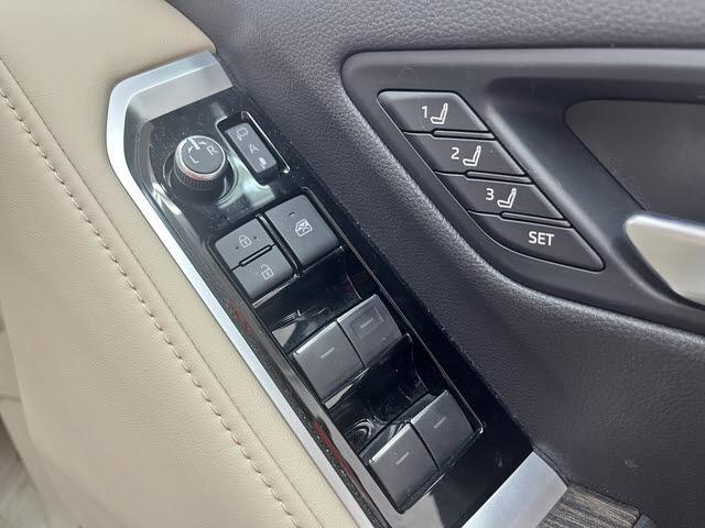 ランドクルーザー ＺＸ　トヨタセーフティセンス　パワーバックドア　１２．３インチ純正ナビ　フルセグＴＶ　Ｂｌｕｅｔｏｏｔｈ　パノラミックビューモニター　ステアリングリモコン　ＪＢＬサウンドシステム（26枚目）