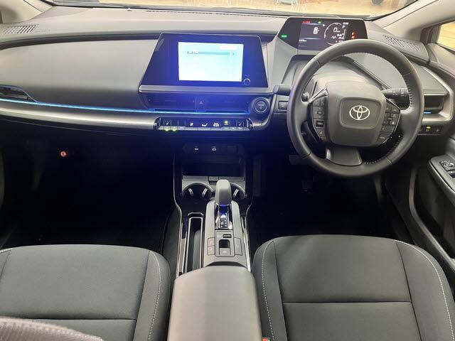 プリウス Ｇ　純正コネクティッドナビ　フルセグＴＶ　ＥＴＣ２．０　パノラミックビューモニター　プリクラッシュセーフティ　レーダークルーズコントロール　社外ドライブレコーダー　前席シートヒーター　クリアランスソナー（3枚目）