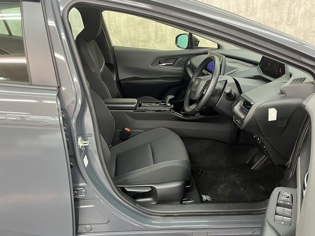 プリウス Ｇ　純正コネクティッドナビ　フルセグＴＶ　ＥＴＣ２．０　パノラミックビューモニター　プリクラッシュセーフティ　レーダークルーズコントロール　社外ドライブレコーダー　前席シートヒーター　クリアランスソナー（7枚目）