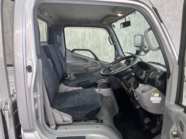 ダイナトラック キャブオーバー＿１．２５ｔ　社外ナビ　フルセグＴＶ　ＥＴＣ２．０　ヒーテッドドアミラー　キーレスエントリー　電動格納ドアミラー　三方開　フォグランプ　Ｂｌｕｅｔｏｏｔｈ　集中ドアロック　ＬＥＤルームライト　ライトレベライザー（7枚目）