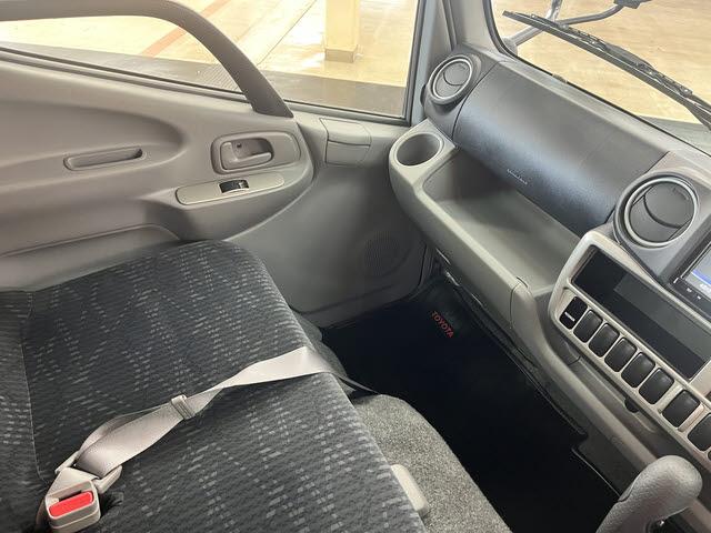 ダイナトラック キャブオーバー＿１．２５ｔ　社外ナビ　フルセグＴＶ　ＥＴＣ２．０　ヒーテッドドアミラー　キーレスエントリー　電動格納ドアミラー　三方開　フォグランプ　Ｂｌｕｅｔｏｏｔｈ　集中ドアロック　ＬＥＤルームライト　ライトレベライザー（14枚目）