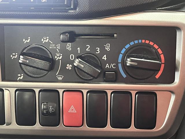 ダイナトラック キャブオーバー＿１．２５ｔ　社外ナビ　フルセグＴＶ　ＥＴＣ２．０　ヒーテッドドアミラー　キーレスエントリー　電動格納ドアミラー　三方開　フォグランプ　Ｂｌｕｅｔｏｏｔｈ　集中ドアロック　ＬＥＤルームライト　ライトレベライザー（17枚目）