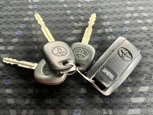 ダイナトラック キャブオーバー＿１．２５ｔ　社外ナビ　フルセグＴＶ　ＥＴＣ２．０　ヒーテッドドアミラー　キーレスエントリー　電動格納ドアミラー　三方開　フォグランプ　Ｂｌｕｅｔｏｏｔｈ　集中ドアロック　ＬＥＤルームライト　ライトレベライザー（26枚目）