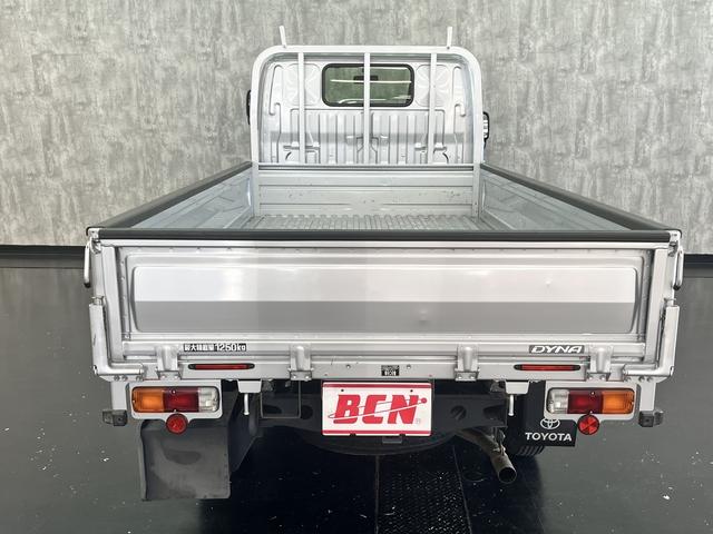 ダイナトラック キャブオーバー＿１．２５ｔ　社外ナビ　フルセグＴＶ　ＥＴＣ２．０　ヒーテッドドアミラー　キーレスエントリー　電動格納ドアミラー　三方開　フォグランプ　Ｂｌｕｅｔｏｏｔｈ　集中ドアロック　ＬＥＤルームライト　ライトレベライザー（33枚目）