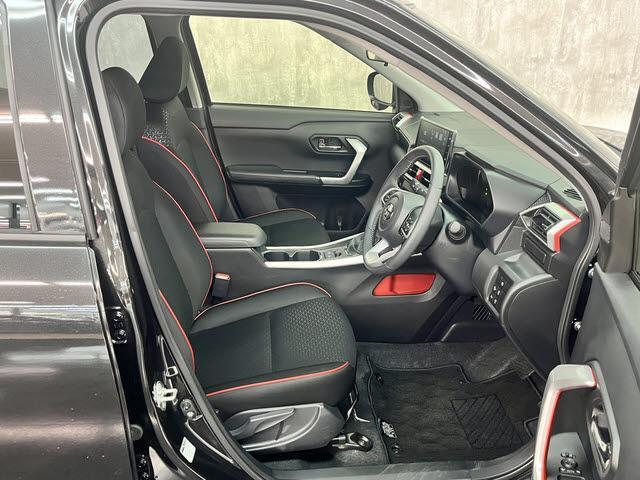 ライズ Ｚ　純正９インチディスプレイオーディオ　フルセグＴＶ　バックカメラ　プリクラッシュセーフティ　シートヒーター　アイドリングストップ　パーキングセンサー　プッシュスタート（10枚目）