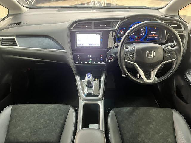 シャトル ハイブリッドＸ　純正ナビ　フルセグＴＶ　ＥＴＣ　バックカメラ　ＣＴＢＡ　クルーズコントロール　ＬＥＤヘッドライト　プッシュスタート　キーフリー　ＥＳＣ　パドルシフト　フォグランプ（6枚目）