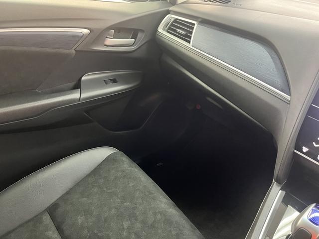 シャトル ハイブリッドＸ　純正ナビ　フルセグＴＶ　ＥＴＣ　バックカメラ　ＣＴＢＡ　クルーズコントロール　ＬＥＤヘッドライト　プッシュスタート　キーフリー　ＥＳＣ　パドルシフト　フォグランプ（17枚目）