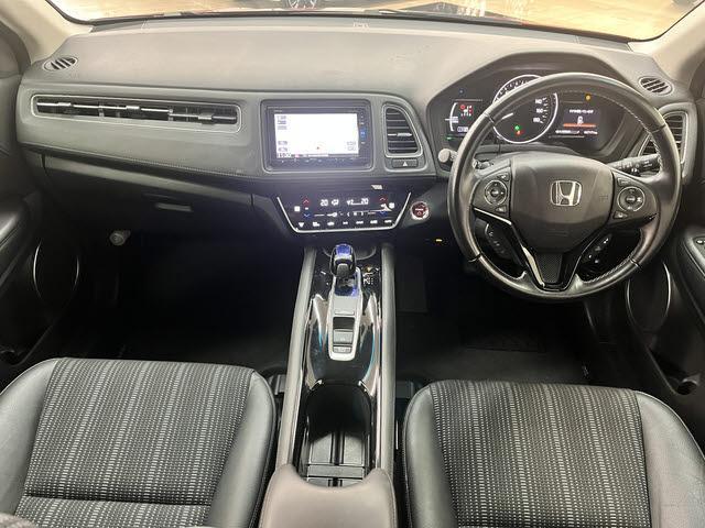ヴェゼル ハイブリッドＺ・ホンダセンシング　純正ナビ　フルセグＴＶ　ＥＴＣ　ドライブレコーダー　バックカメラ　ＣＭＢＳ　ＬＥＤヘッドライト　プッシュスタート　キーフリー　ルーフレール　シートヒーター　クルーズコントロール（6枚目）