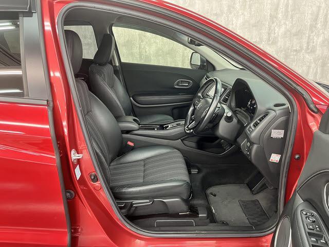 ヴェゼル ハイブリッドＺ・ホンダセンシング　純正ナビ　フルセグＴＶ　ＥＴＣ　ドライブレコーダー　バックカメラ　ＣＭＢＳ　ＬＥＤヘッドライト　プッシュスタート　キーフリー　ルーフレール　シートヒーター　クルーズコントロール（10枚目）