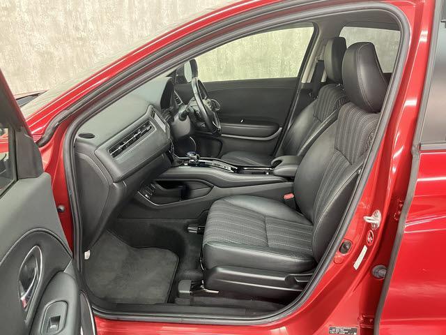 ヴェゼル ハイブリッドＺ・ホンダセンシング　純正ナビ　フルセグＴＶ　ＥＴＣ　ドライブレコーダー　バックカメラ　ＣＭＢＳ　ＬＥＤヘッドライト　プッシュスタート　キーフリー　ルーフレール　シートヒーター　クルーズコントロール（17枚目）