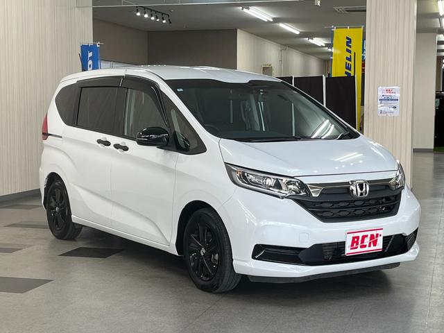 フリード＋ハイブリッド 　ハイブリッドＧブラックスタイル＿９インチ純正ナビ／フルセグＴＶ／ｂｌｕｅｔｏｏｔｈ／バックカメラ　スマートキー　ドライブレコーダー　ステアリングスイッチ　両側スライドドア　ＥＴＣ　純正アルミホイ－ル（3枚目）
