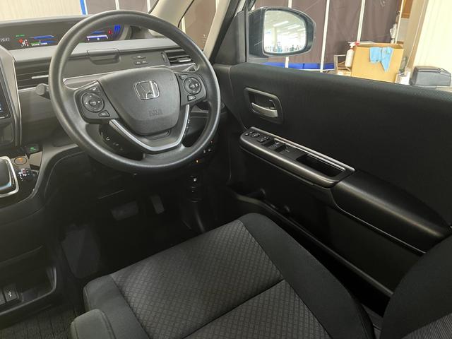 フリード＋ハイブリッド 　ハイブリッドＧブラックスタイル＿９インチ純正ナビ／フルセグＴＶ／ｂｌｕｅｔｏｏｔｈ／バックカメラ　スマートキー　ドライブレコーダー　ステアリングスイッチ　両側スライドドア　ＥＴＣ　純正アルミホイ－ル（12枚目）