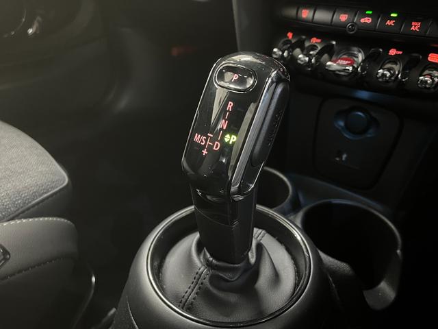 MINI クーパー_iストップ_純正ナビ/バックカメラ/bluetooth クリアランスソナー ステアリングスイッチ 電動格納ミラー ETC 純正アルミホイール LEDヘッドライト トノカバー(21枚目)
