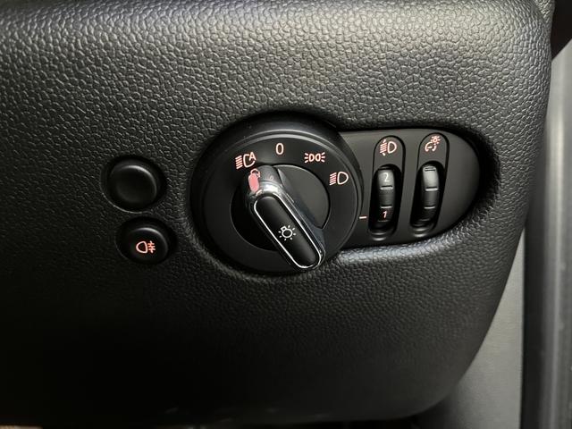 MINI クーパー_iストップ_純正ナビ/バックカメラ/bluetooth クリアランスソナー ステアリングスイッチ 電動格納ミラー ETC 純正アルミホイール LEDヘッドライト トノカバー(28枚目)