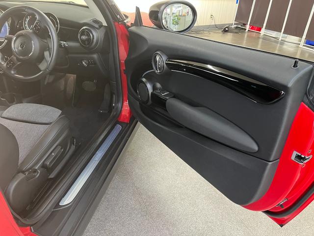 MINI クーパー_iストップ_純正ナビ/バックカメラ/bluetooth クリアランスソナー ステアリングスイッチ 電動格納ミラー ETC 純正アルミホイール LEDヘッドライト トノカバー(45枚目)