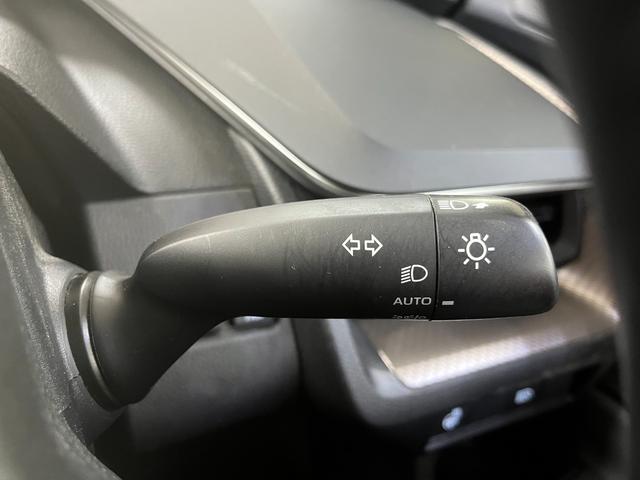 プリウス Z Z_純正ナビ/フルセグTV/パノラミックビューモニター/bluetooth_パノラマルーフ パワーバックドア ステアリングスイッチ パワーシート 純正アルミホイール スマートキー ETC2.0(17枚目)